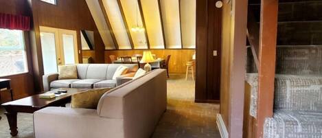 Fernseher, Kamin, Bücher