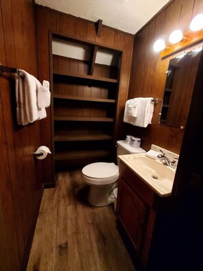 Towels - Mountain Getaway: 3-Bedroom Hidden Creek Chalet (Gatlinburg)