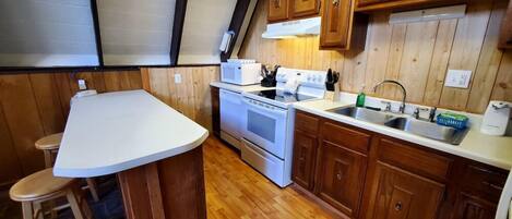 Réfrigérateur, four à micro-ondes, un four, surface de cuisson