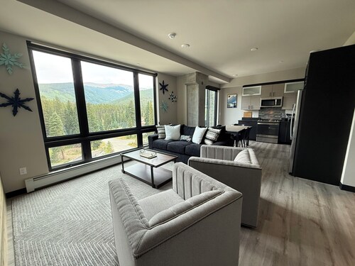 New Ski-in/out VIEWS Garage Parking Hot Tub