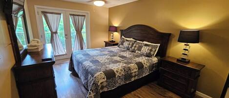 1 slaapkamer, een strijkplank/strijkijzer, beddengoed