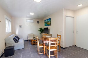 TV - Authentic Stay in Dordogne – Comfortable Gîte with Heated Pool (Thenon)