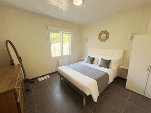 2 quartos, ferros/tábuas de passar roupa, Wi-Fi, roupa de cama