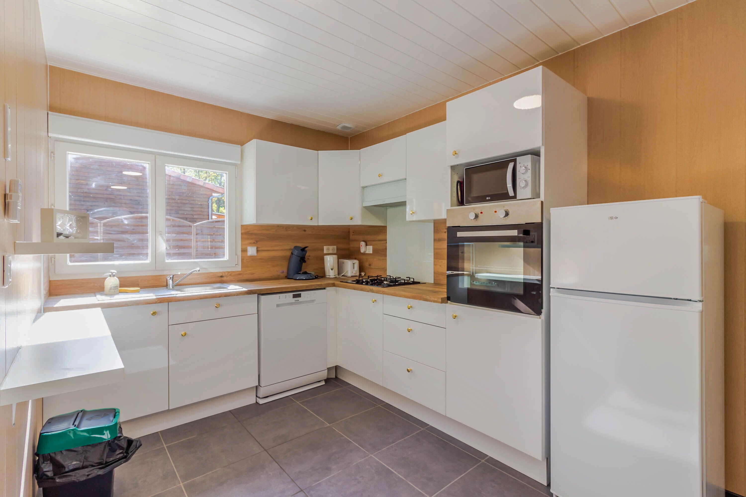 Jääkaappi, mikroaaltouuni, uuni, liesi