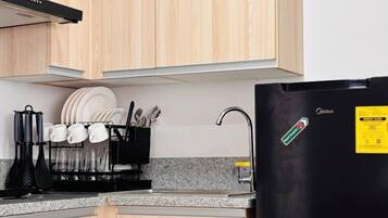 Kühlschrank, Mikrowelle, Herdplatte, Kochgeschirr/Geschirr/Besteck