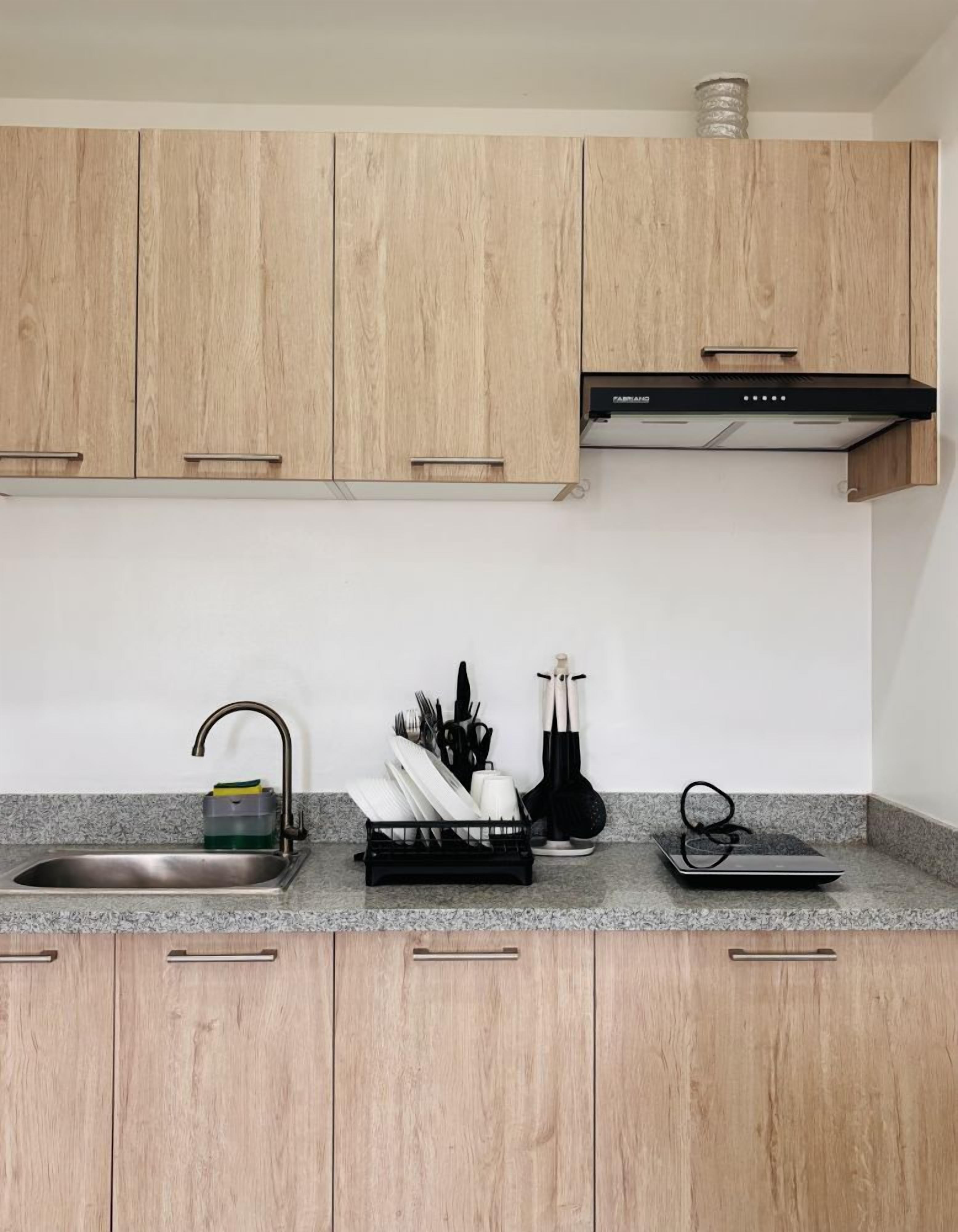Réfrigérateur, four à micro-ondes, surface de cuisson