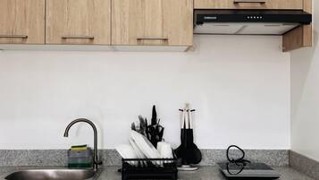 Réfrigérateur, four à micro-ondes, surface de cuisson