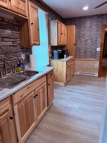 Charming 2-bedroom apartment in Rainelle with out door hot tub