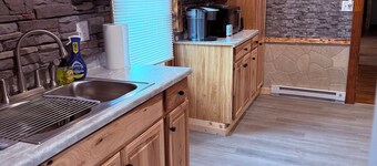 Charming 2-bedroom apartment in Rainelle with out door hot tub