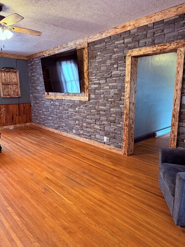 Charming 2-bedroom apartment in Rainelle with out door hot tub