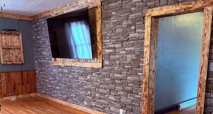 Charming 2-bedroom apartment in Rainelle with out door hot tub