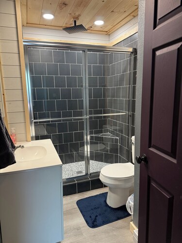 Charming 2-bedroom apartment in Rainelle with out door hot tub
