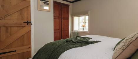 2 bedrooms, individually decorated, individually furnished, free WiFi