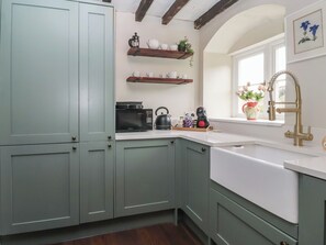 Dishwasher, cookware/dishes/utensils - Maple Tree Cottage (Knaresborough)