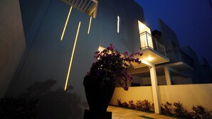 A modern building with a balcony and a large planter with flowers. - Negombo Airport Villa with Pool, Parks and Breakfast (Negombo)