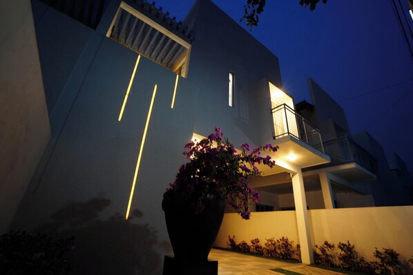 A modern building with a balcony and a large planter with flowers. - Negombo Airport Villa with Pool, Parks and Breakfast (Negombo)