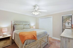 3 habitaciones, escritorio y tabla de planchar con plancha