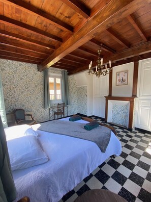 4 quartos, Wi-Fi de cortesia, roupa de cama
