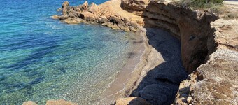 Peaceful neighborhood 300 m from the beautiful beaches of Artemida Town