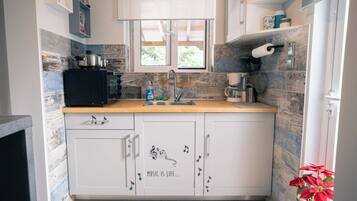 Køleskab, ovn, kaffe-/temaskine, elkedel