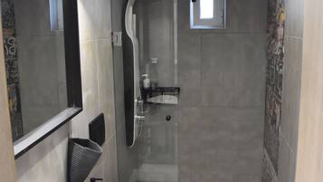 Een douche, een haardroger, handdoeken, zeep