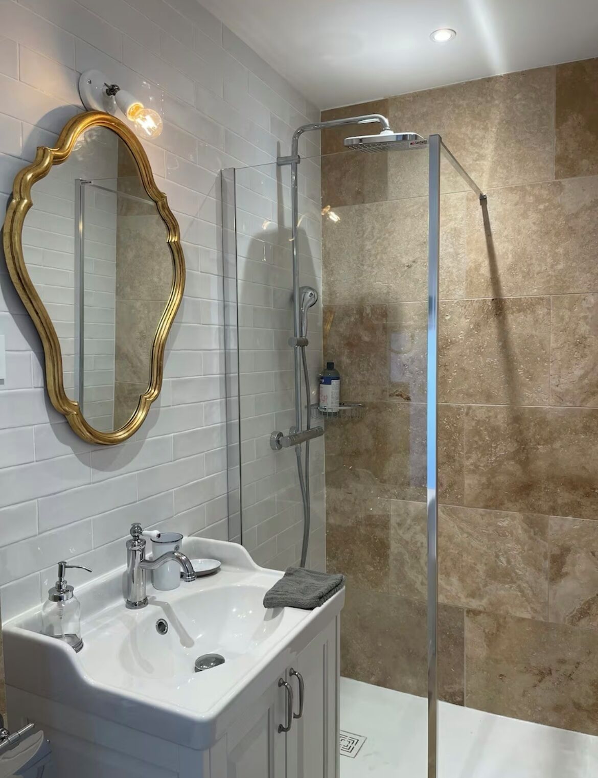 Haartrockner, Handtücher, Seife, Toilettenpapier