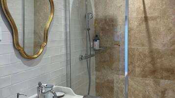 SĂšche-cheveux, serviettes fournies, savon, papier toilette