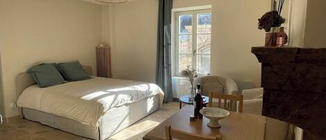 Iron/ironing board, free WiFi, bed sheets