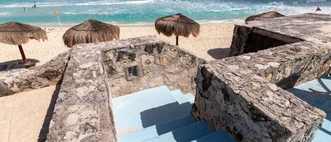 بالقرب من الشاطئ