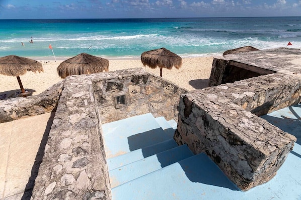 In Strandnähe, Liegestühle, Strandtücher