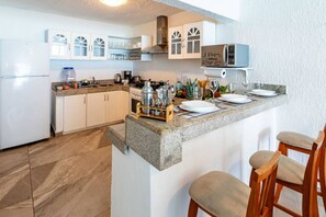 Fridge, microwave, oven, stovetop - Steps from the Sea: Villa for 16 People, Water Slide and Terrace (Cancún)