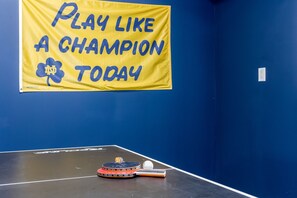 Games room - Modern ND Bungalow•Cornhole/Pong/FirePit•Sleeps 6+ (South Bend)