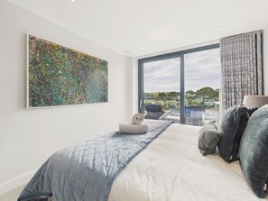 2 bedrooms, desk, iron/ironing board, Internet