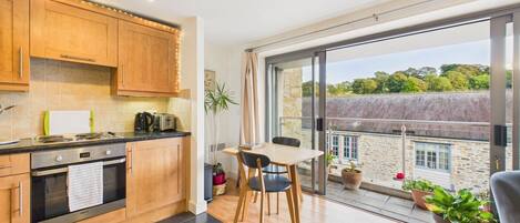 ثلاجة، ميكروويف، فرن، موقد طهي مسطح