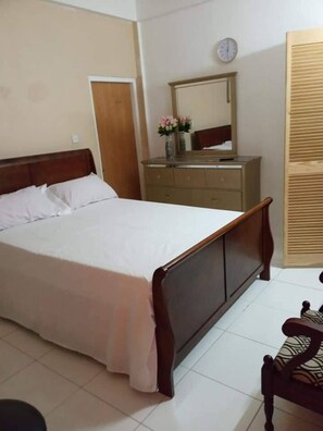 Iron/ironing board, WiFi, bed sheets