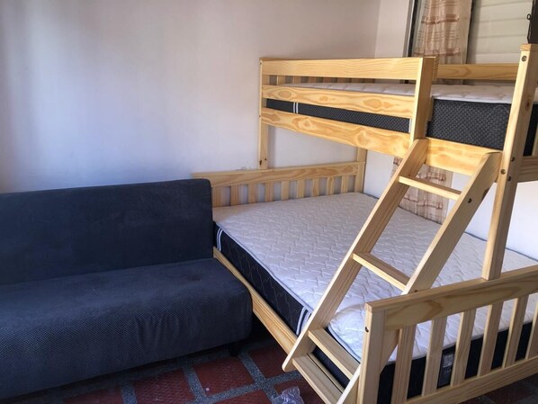 2 camere, una scrivania, Wi-Fi gratuito, lenzuola