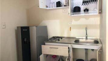Jääkaappi, uuni, liesi, keittoastiat/astiat/ruokailuvälineet