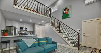 The Carriage House- Close to the Beach! Garage Parking!