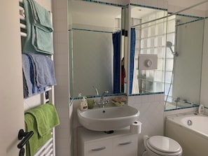 Secador de cabelo, toalhas de banho, sabonete, papel higiênico