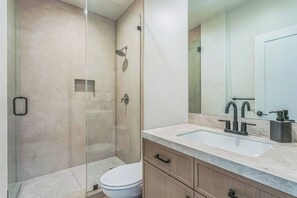 Ducha, secador de pelo, bidé y toallas