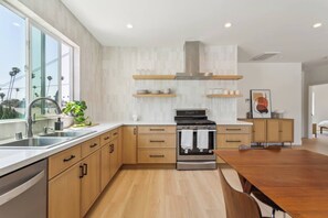 Four à micro-ondes, un four, surface de cuisson, lave-vaisselle