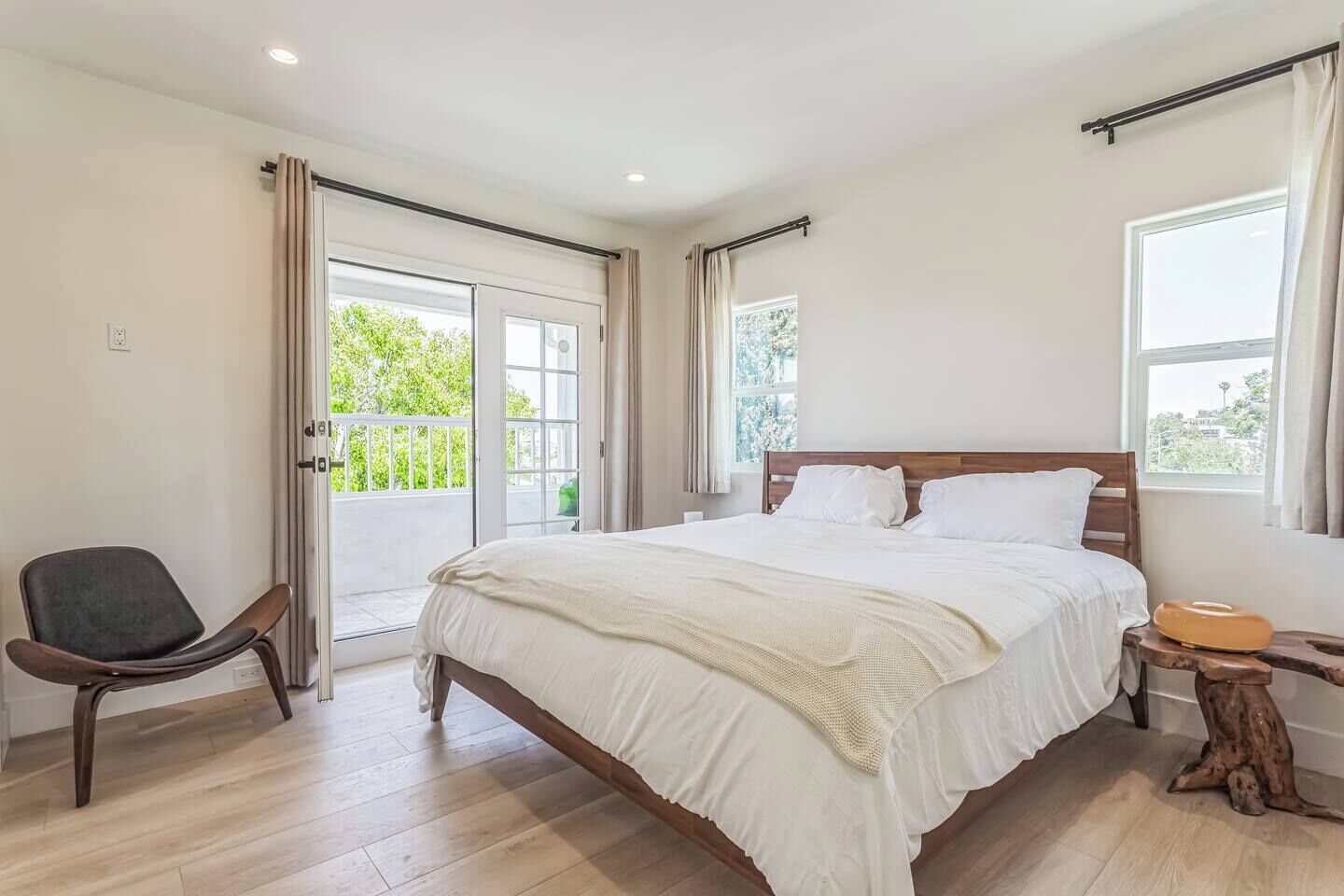 3 bedrooms, iron/ironing board, internet, bed sheets