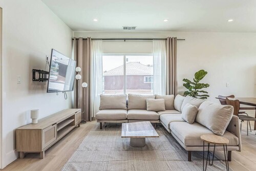 Luxury 3BD/2BA Upper Condo w/ Parking, W/D, A/C + Stunning DTLA & Mountain Views