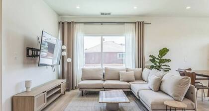 Luxury 3BD/2BA Upper Condo w/ Parking, W/D, A/C + Stunning DTLA & Mountain Views