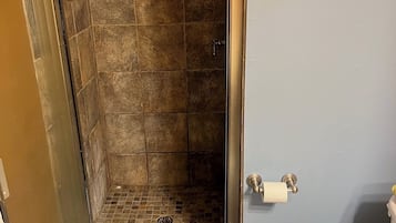 Dusche, Handtücher, Toilettenpapier
