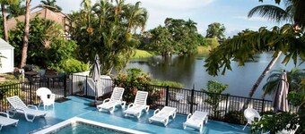 Poolside King Studio