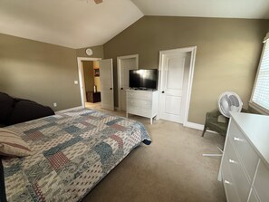 4 bedrooms, desk, iron/ironing board, free WiFi