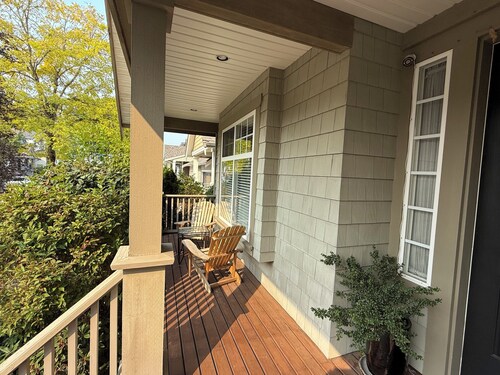 Spacious 4BR retreat in South Surrey/ White Rock