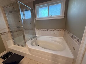 Hårtørrer, bidet, håndklæder, Sæbe