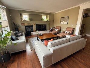 Smart-TV, Kamin, Bücher, Computerbildschirme